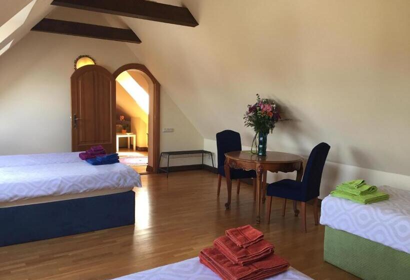 اتاق استاندارد چهار تخته, Peahen Residence