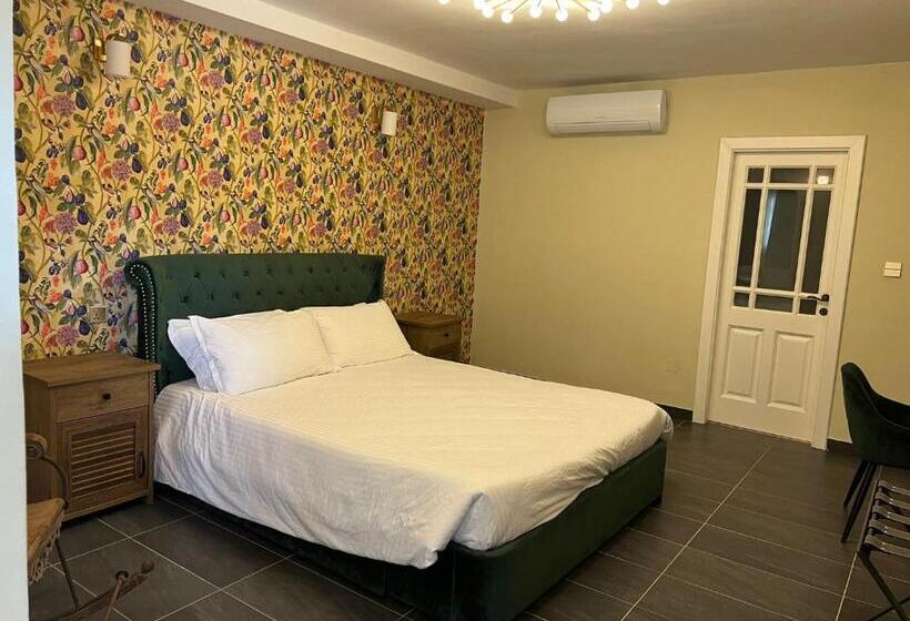 اتاق استاندارد با چشم‌انداز استخر, The Red Farm Relais & Spa