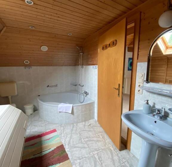 اتاق استاندارد سه نفره, B&b Chardas