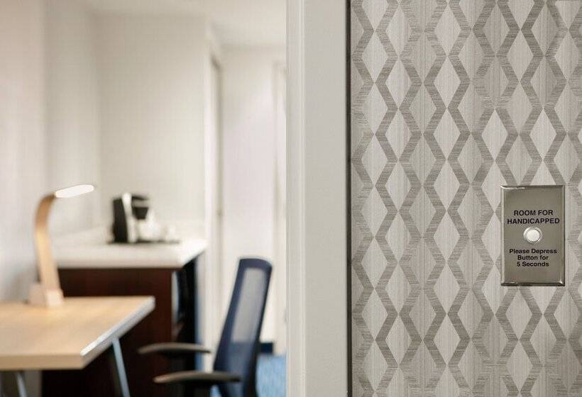 Люкс Адаптированный для Инвалидов, Holiday Inn Express Hotel & Suites Norfolk Airport, An Ihg