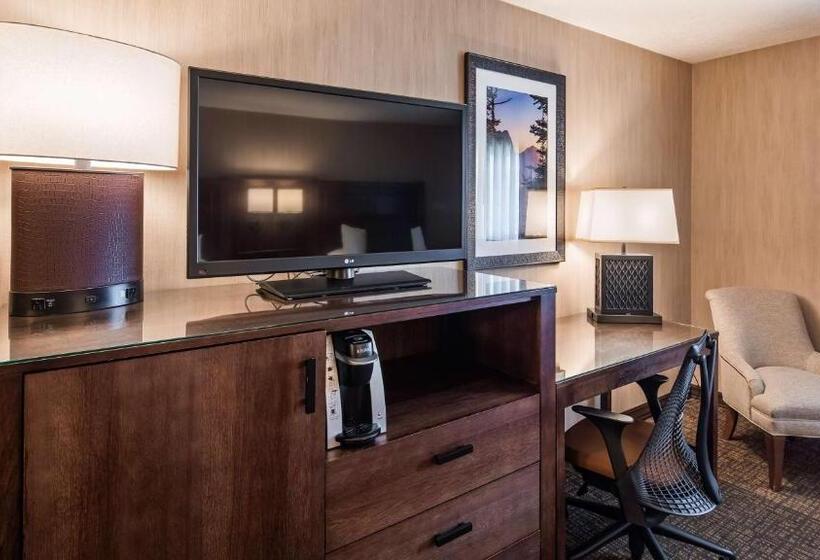 适合残疾人士使用的带超级大床的标准间, Best Western Plus Flathead Lake Inn And Suites
