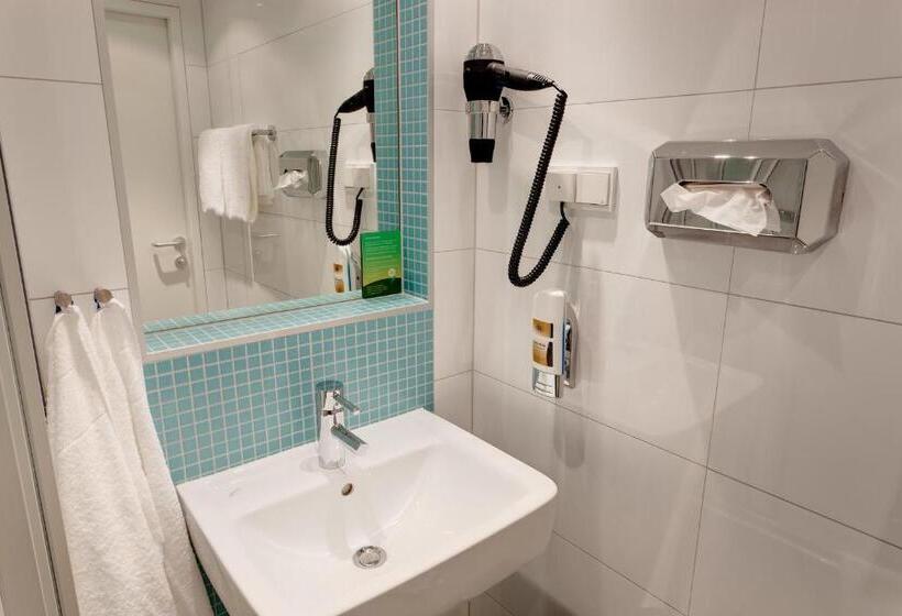 4 Bett Standardzimmer, Meininger Hotel Wien Downtown Franz
