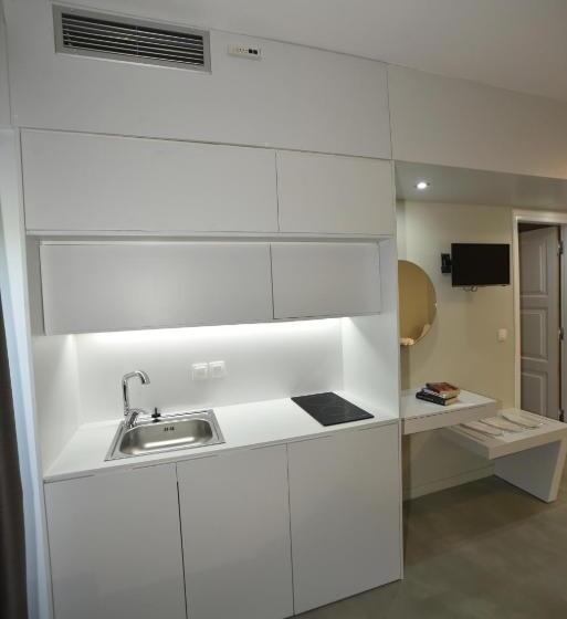 استودیوی لوکس, Olive Press Hotel & Apartments