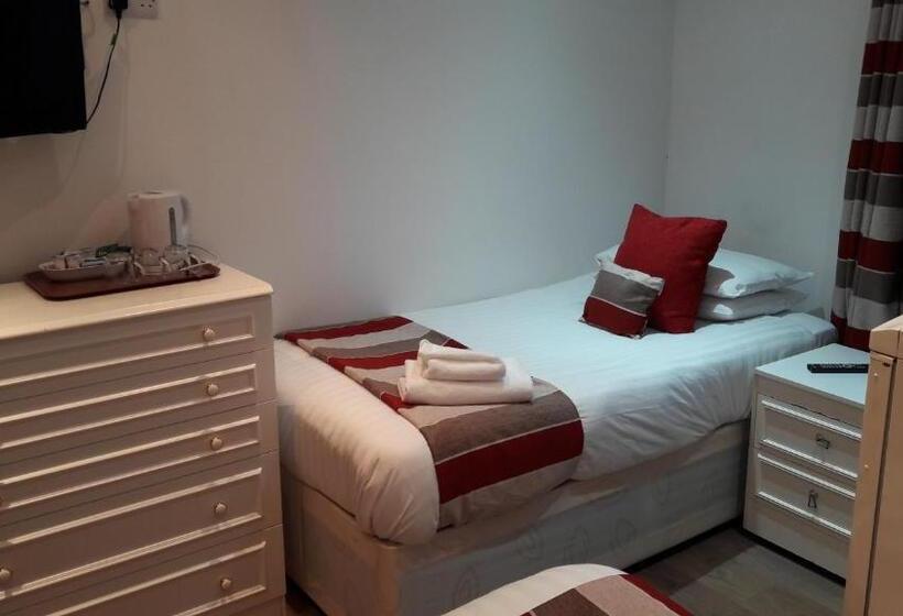 اتاق استاندارد سه نفره, Alexandra Guest House