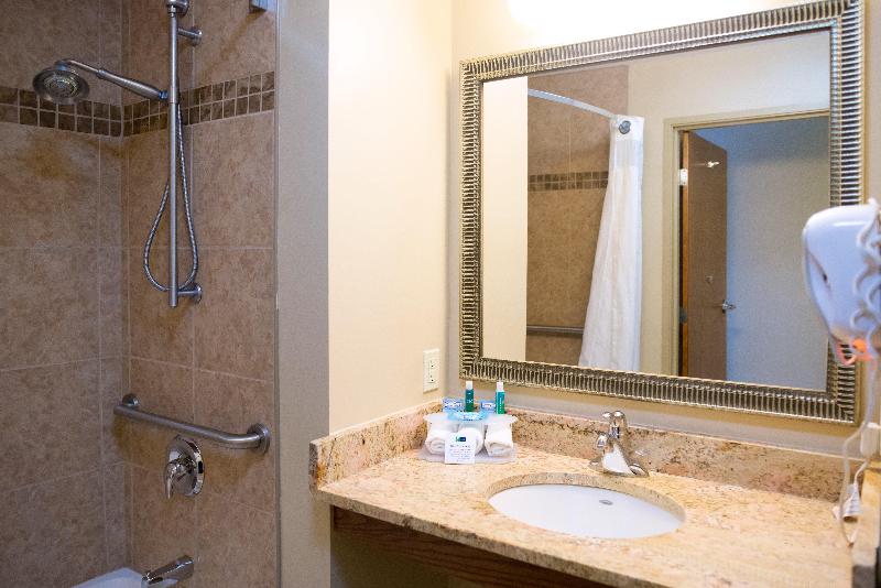 장애인을 위한 킹사이즈 침대 스탠다드 룸, Holiday Inn Express Devils Lake, An Ihg