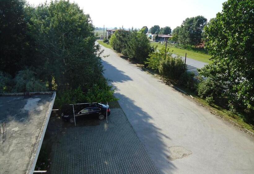 اتاق استاندارد با چشم‌انداز کوهستان, Lidra