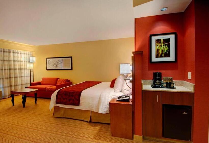 Люкс Кровать Кинг, Courtyard By Marriott Madison East