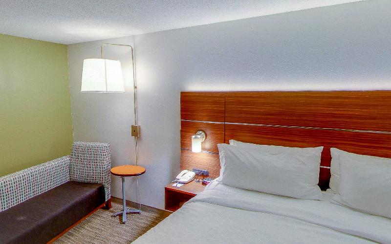 Номер Стандарт Кровать Кинг Адаптированный для Инвалидов, Holiday Inn Express Fort Wayne   East   New Haven, An Ihg