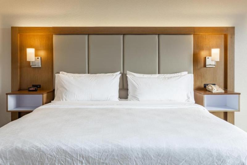 适合残疾人士使用的套间, Holiday Inn Express Rockford Loves Park, An Ihg