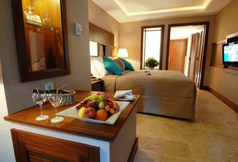اتاق سه نفره دلوکس با چشم‌انداز دریا, Marti Resort Deluxe