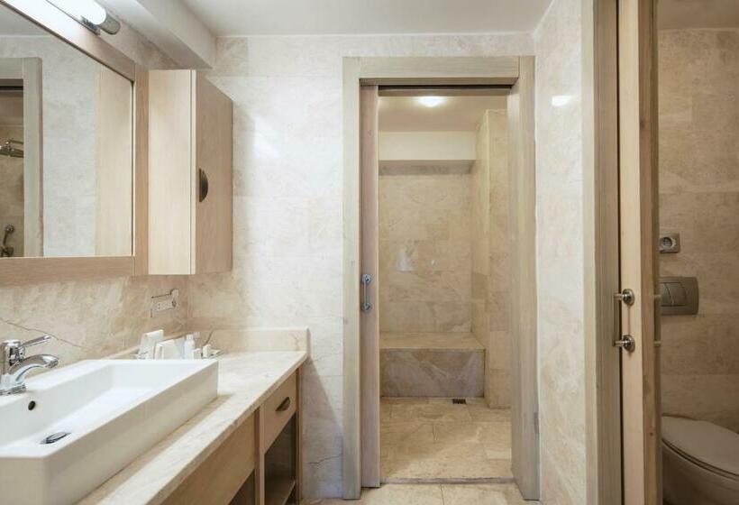 سوییت با چشم‌انداز استخر, Marti Resort Deluxe