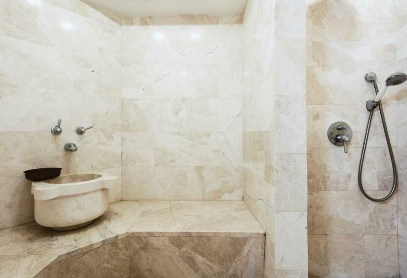 سوییت با چشم‌انداز استخر, Marti Resort Deluxe