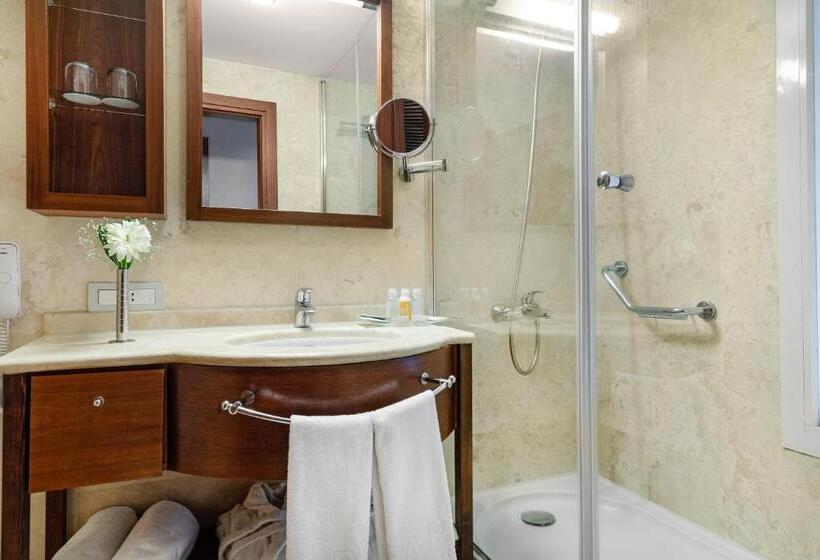 اتاق سه نفره دلوکس با چشم‌انداز دریا, Marti Resort Deluxe