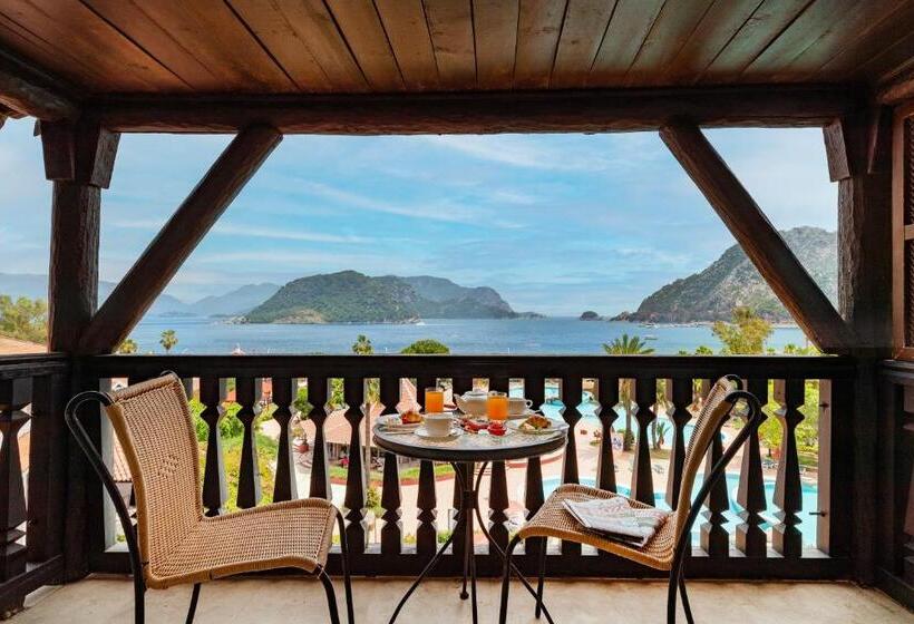 سوییت با چشم‌انداز استخر, Marti Resort Deluxe