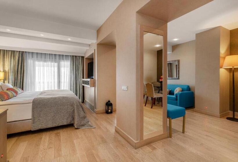 سوییت با چشم‌انداز استخر, Marti Resort Deluxe