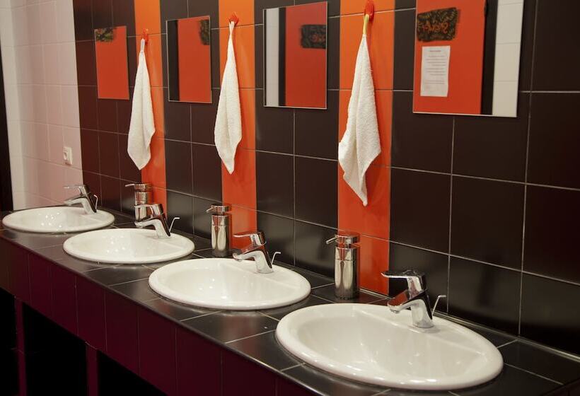 سرير فى غرفة مشتركه, Babushka House   Hostel