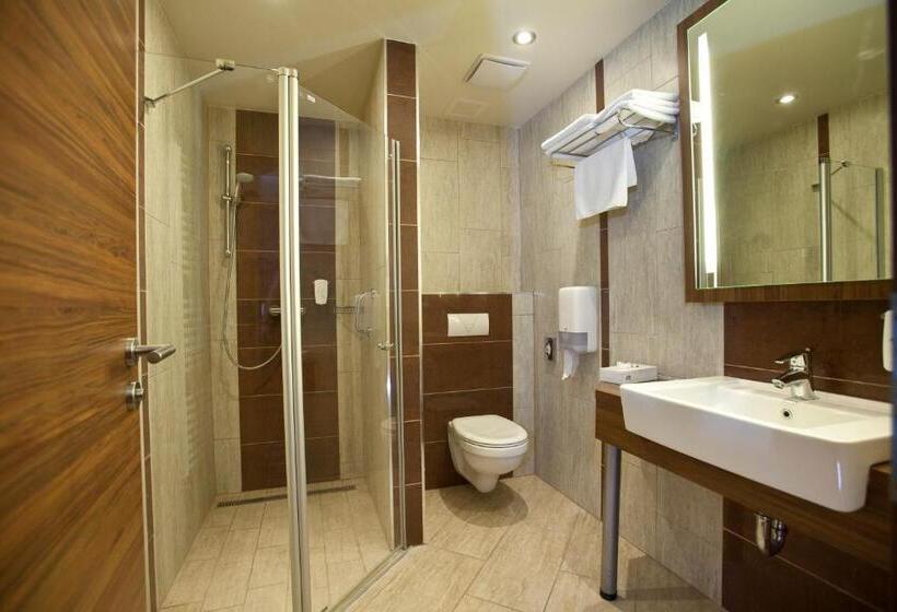 اتاق سوپریور خانوادگی, Makar Sport & Wellness