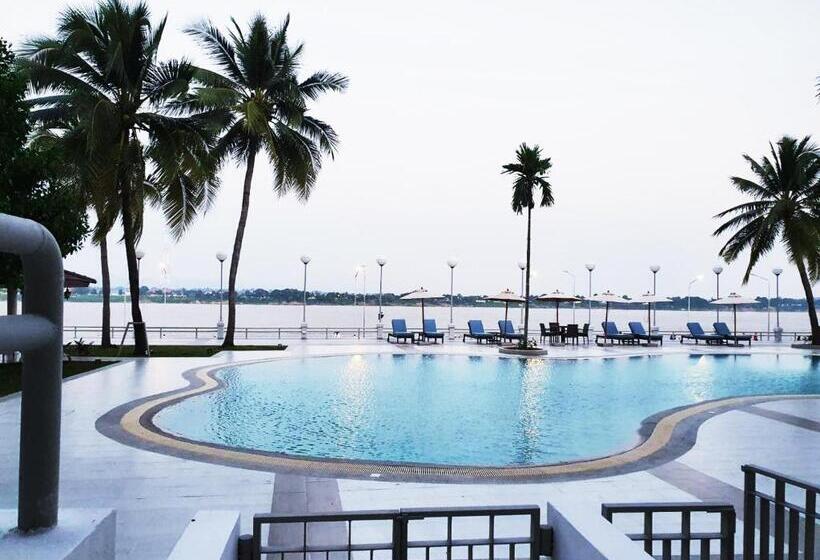 プールビュースタンダードルーム, Fortune River View Hotel Nakhon Phanom