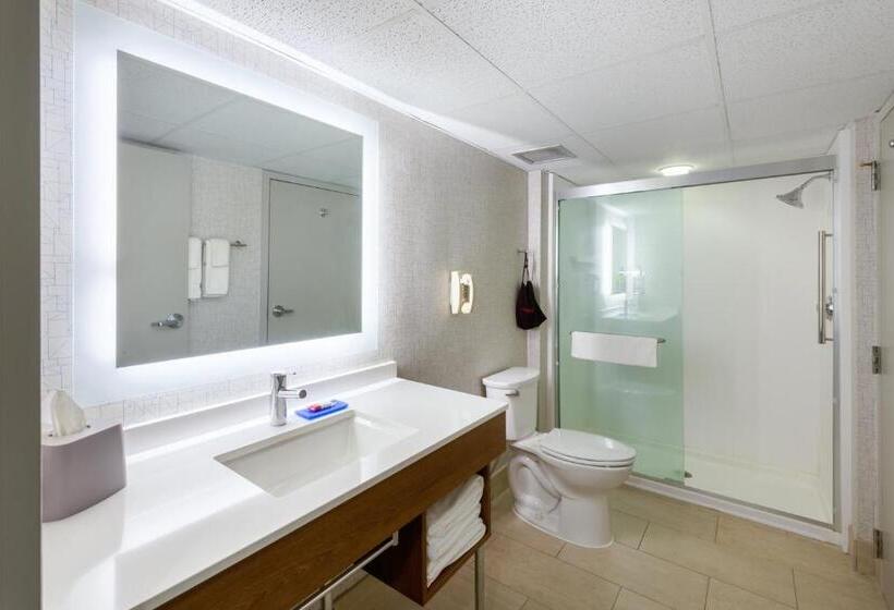 Люкс Кровать Кинг, Holiday Inn Express State College At Williamsburg Square, An Ihg
