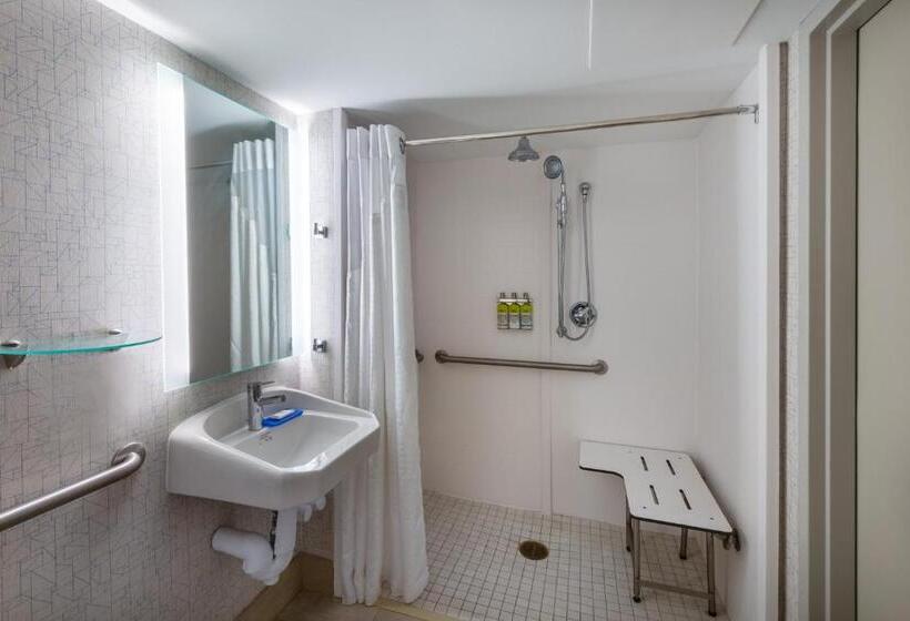 Номер Deluxe Адаптированный для Инвалидов, Holiday Inn Express State College At Williamsburg Square, An Ihg