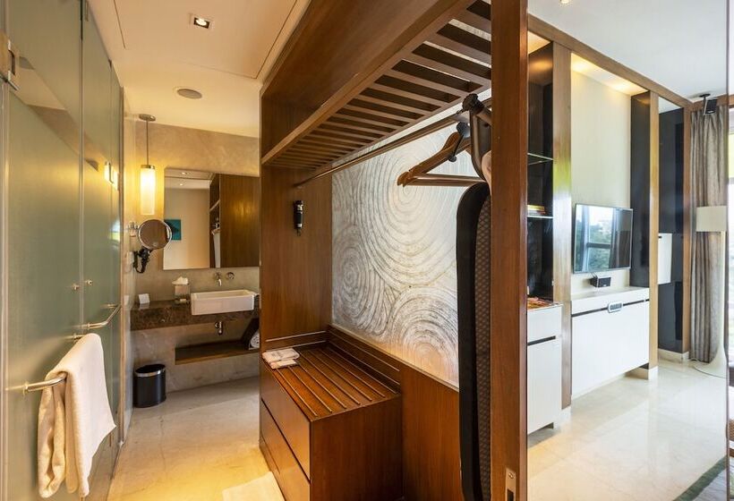 带泳池景观的优质房间, Vivanta Bengaluru, Whitefield