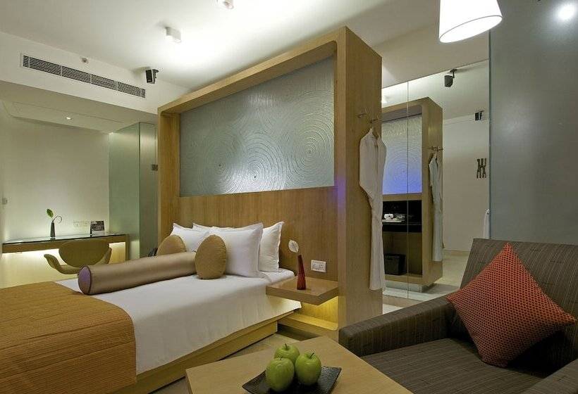 带泳池景观的优质房间, Vivanta Bengaluru, Whitefield
