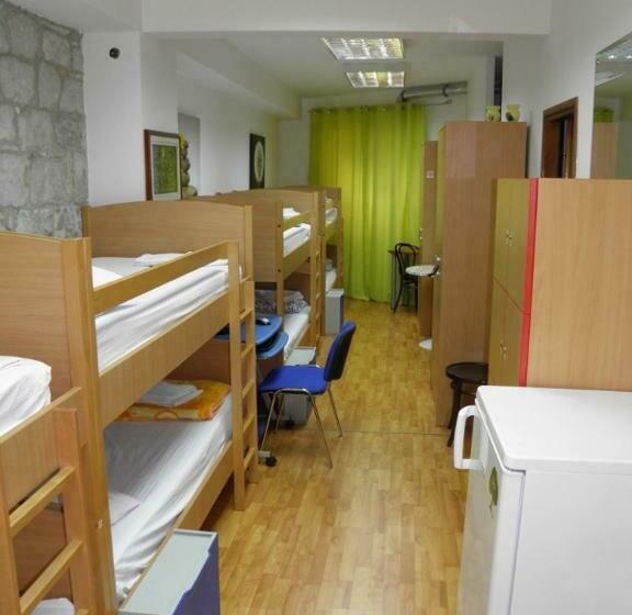 ルームシェアのワンベッド, Hostel Split