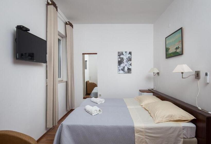 Quarto Estandar Vista Jardim, Villa Konalic