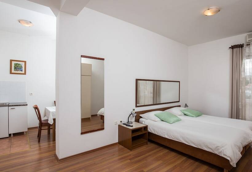 Comfort studio with sea view, Villa Konalic