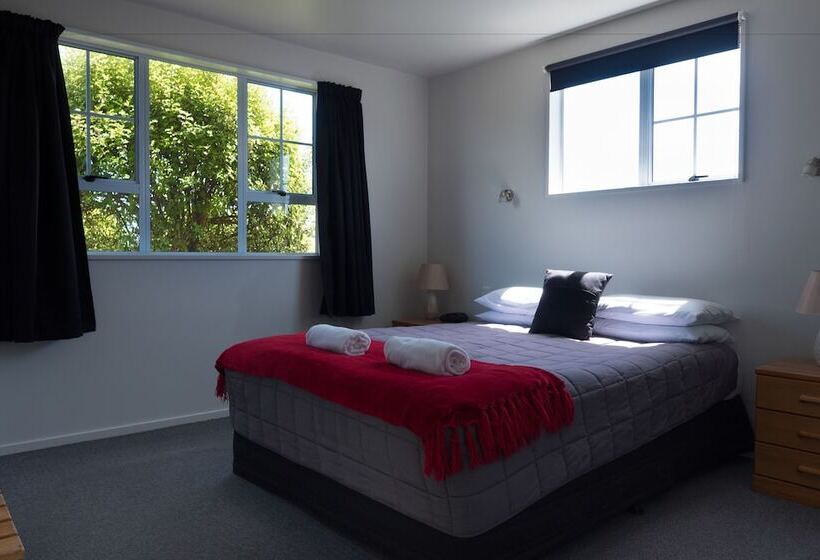 스탠다드 스튜디오, Fitzherbert Court Motel