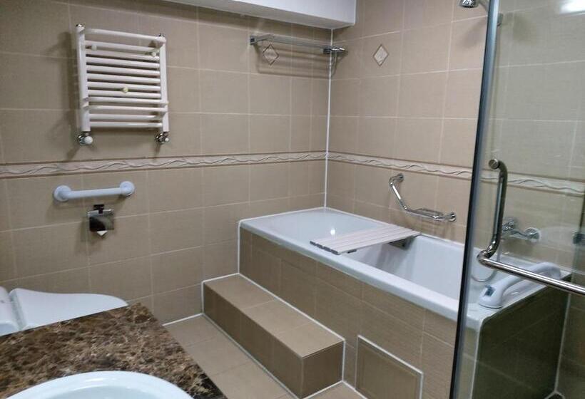 اتاق لوکس با تخت بزرگ, Kempinski Hotel Khan Palace