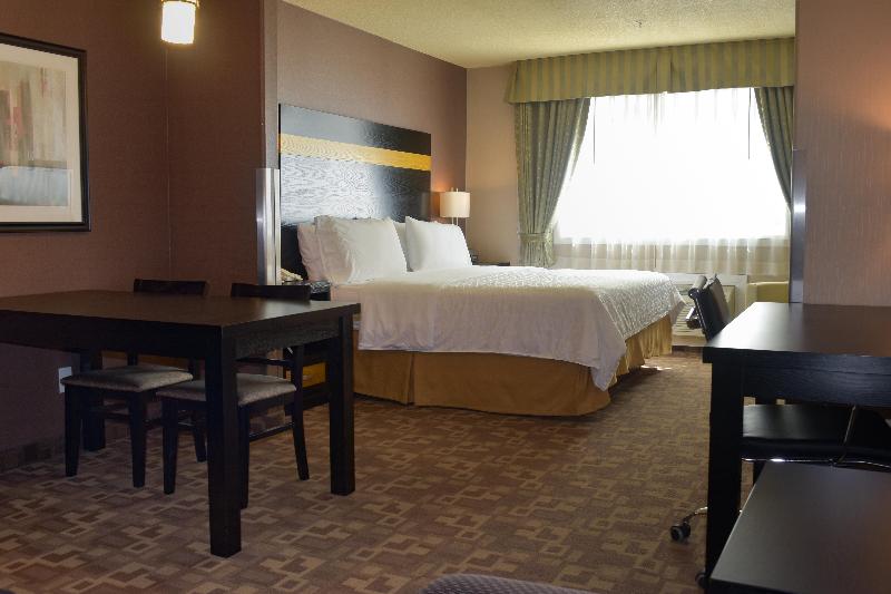 Люкс Кровать Кинг, Holiday Inn Express And Suites Dawson Creek, An Ihg
