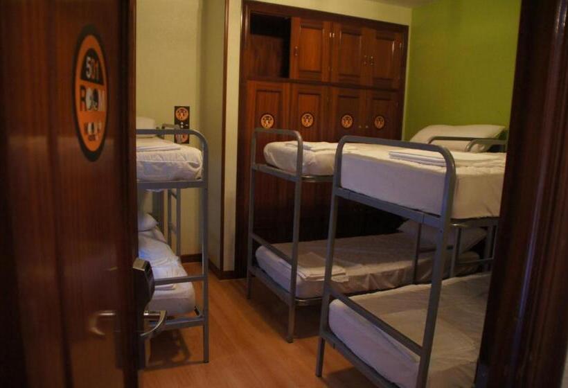 اتاق خانوادگی, Moon Hostel Bio