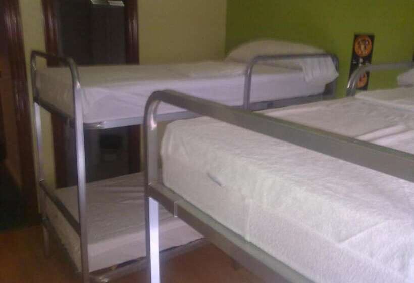 اتاق استاندارد چهار تخته, Moon Hostel Bio