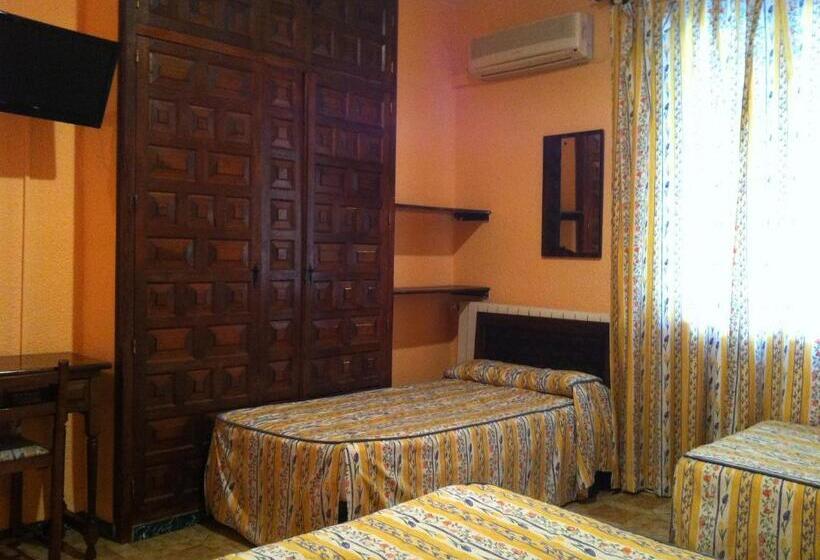 Номер Стандарт Трехместный, Hostal Paracuellos