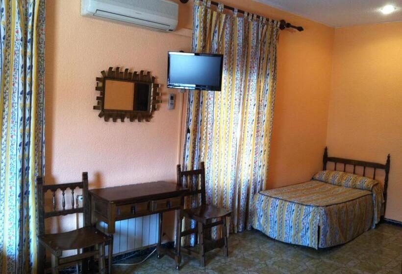 Четырехместный Номер Стандарт, Hostal Paracuellos