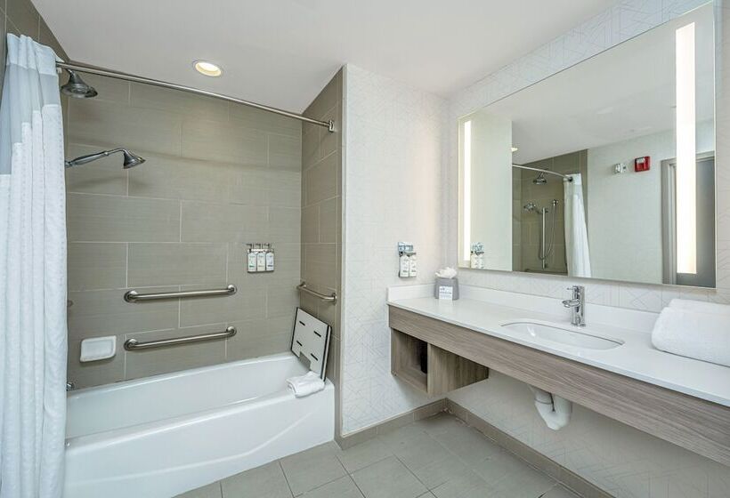 Suite Adaptée aux Personnes à Mobilité Réduite, Holiday Inn Express & Suites Charleston Arpt Conv Ctr Area, An Ihg