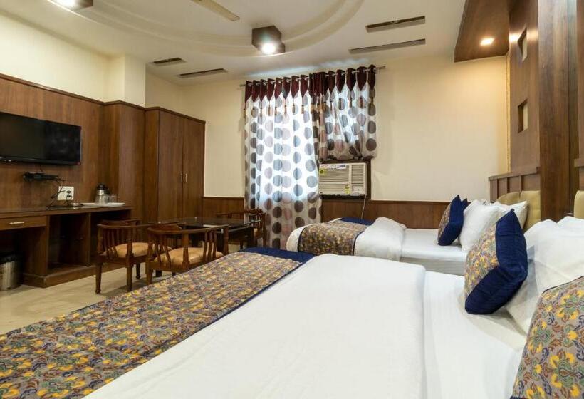 جناح عائلي, Baba Deluxe At New Delhi Railway Station  By Rcg Hotels