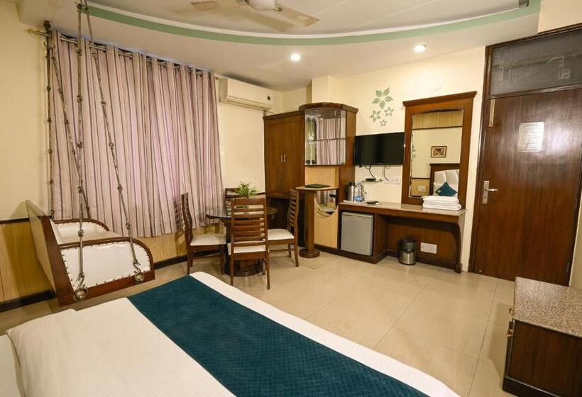 غرفة سوبيريور سرير كينج, Baba Deluxe At New Delhi Railway Station  By Rcg Hotels