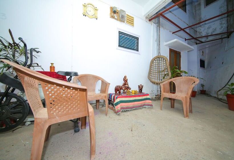 تختخواب در اتاق مشترک, Rishikesh Sadan