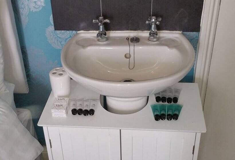 اتاق استاندارد سه تخته با سرویس بهداشتی مشترک, Diamonds Villa Near York Hospital