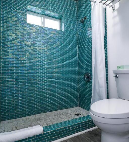 מיטת קינג בסוויטה, Drop Anchor Resort & Marina