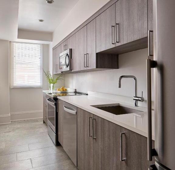 דירת חדר, Aka Rittenhouse Square