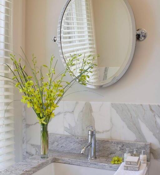 חדר סטנדרט לשלושה, Aka Rittenhouse Square