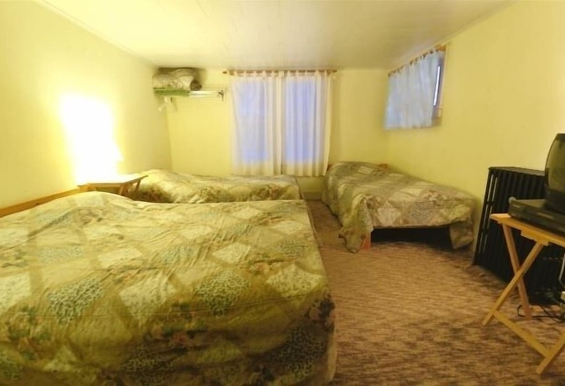 اتاق استاندارد با سرویس بهداشتی مشترک, The Riverside Inn