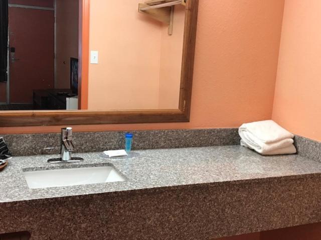 キングサイズベッドのスタンダードルーム, College Inn Spartanburg