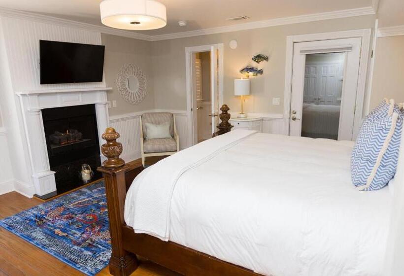 Люкс Кровать Кинг, The Burrus House Inn Waterfront Suites
