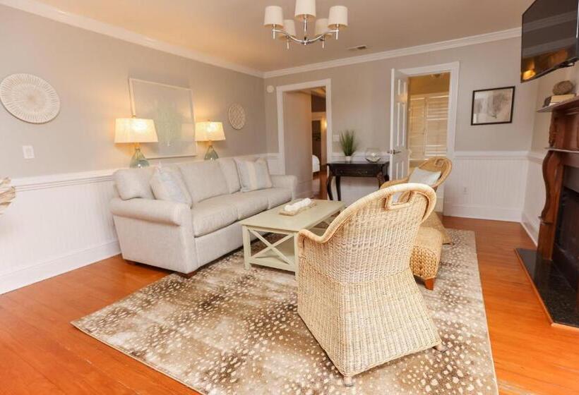 Люкс 2 Спальни, The Burrus House Inn Waterfront Suites