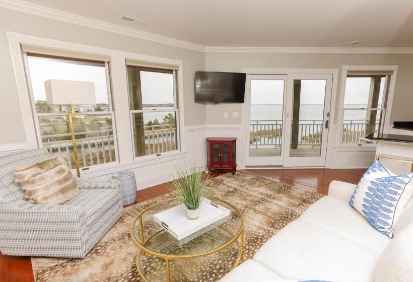 Люкс с Балконом, The Burrus House Inn Waterfront Suites