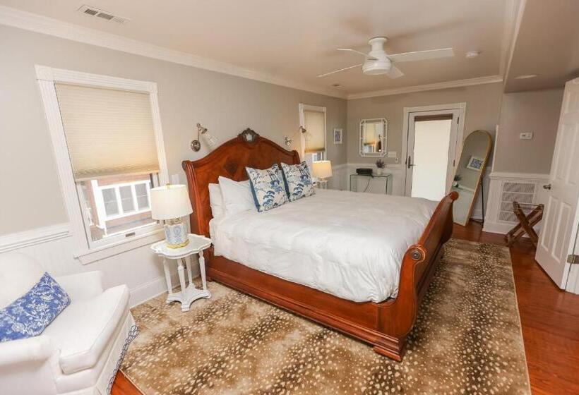Люкс с Балконом, The Burrus House Inn Waterfront Suites